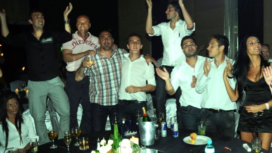 Fostul ”tricolor” a petrecut o noapte cu o fată, prefăcându-se că e colegul său. Ce s-a întâmplat când acesta a intrat pe ușă: ”Ca să îți dai seama...”