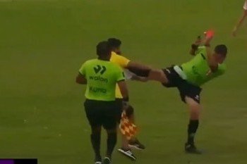 Momentul loviturii de karate aplicată de un arbitru în campionatul din Peru