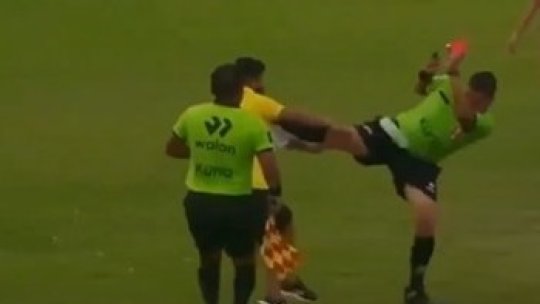 Atacat de reprezentantul unui club, arbitrul nu a stat pe gânduri și l-a făcut KO! Ce a urmat după momentul uluitor