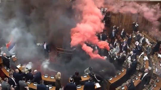 Torțe, petarde și scandal în parlament! O deputată a făcut AVC și este în stare gravă, după protestul fără precedent