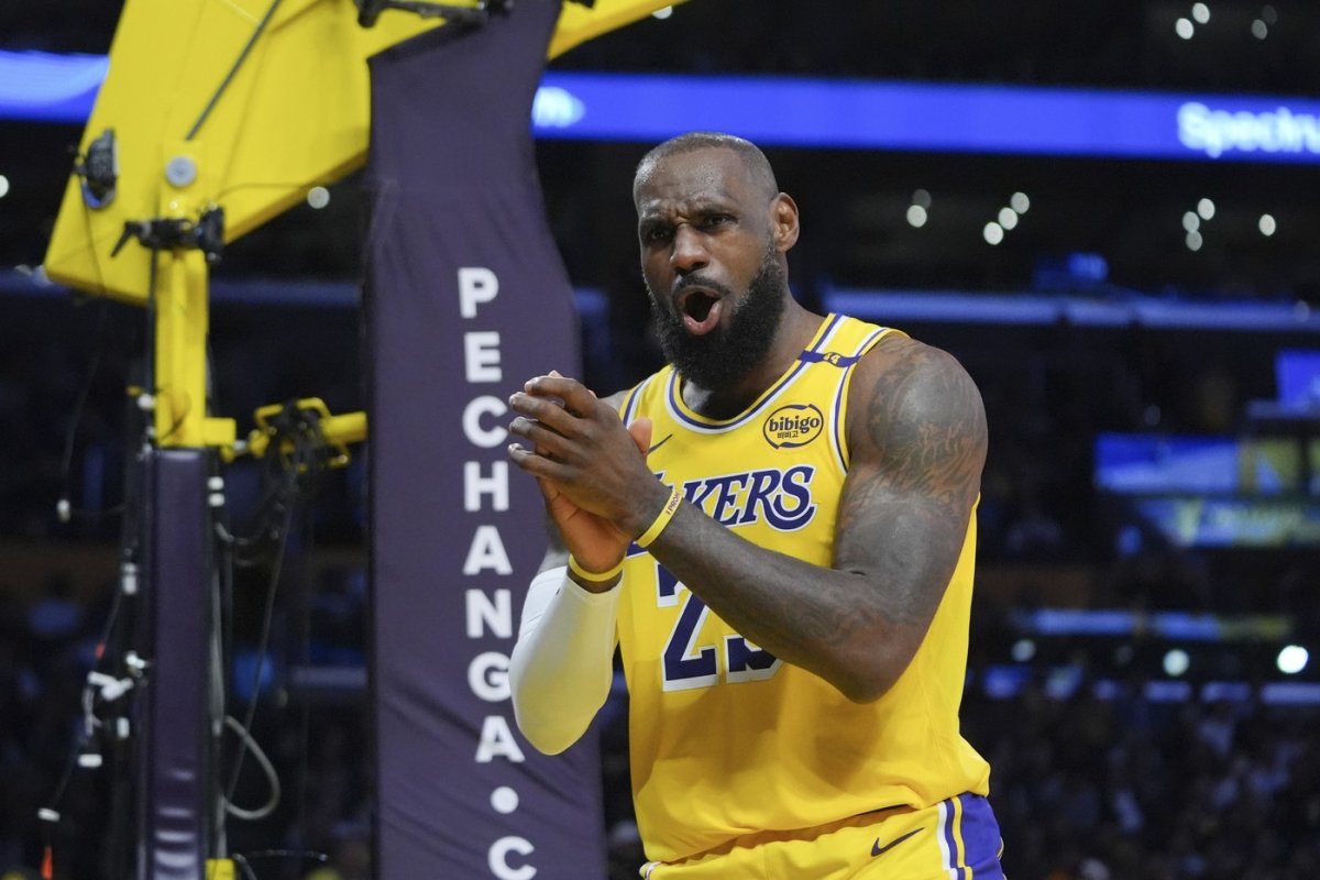 LeBron James are 4 titluri în NBA
