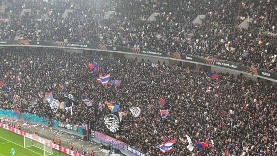 Peluza FCSB s-a colorat în roșu și albastru. Scenografie spectaculoasă a fanilor campioanei la meciul cu Lyon
