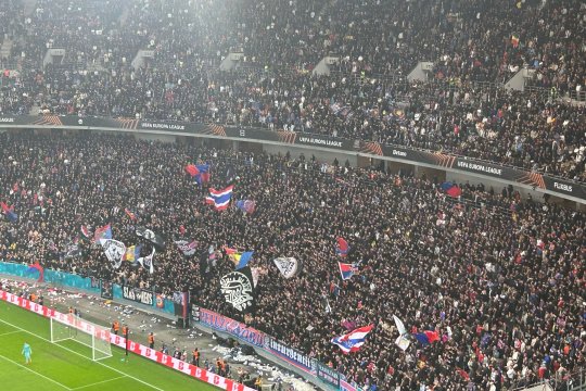 Peluza FCSB s-a colorat în roșu și albastru. Scenografie spectaculoasă a fanilor campioanei la meciul cu Lyon