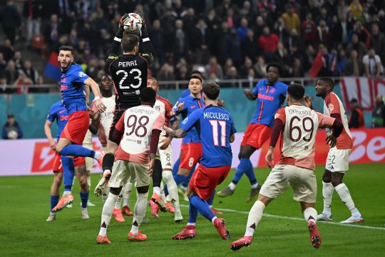 Gol controversat marcat de Lyon în meciul cu FCSB. Fanii campioanei României au explodat