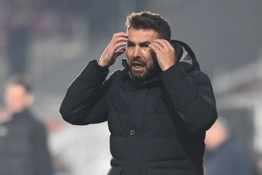 ”Să îmi dați un exemplu de antrenor care stă prin emisiuni când echipa pierde!”. Prunea i-a prezentat scuze lui Mutu, dar a continuat atacul: ”Vorbesc doar de rezultatele lui!”
