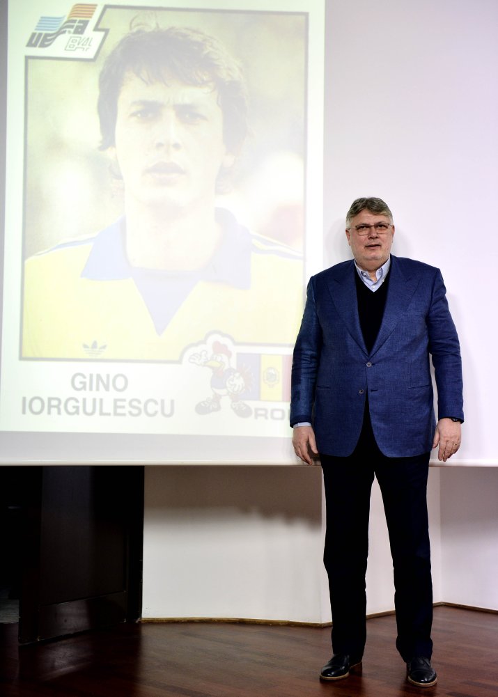 Gino Iorgulescu, alături de o fotografie de-a sa făcută cu ocazia participării sale la Euro 1984