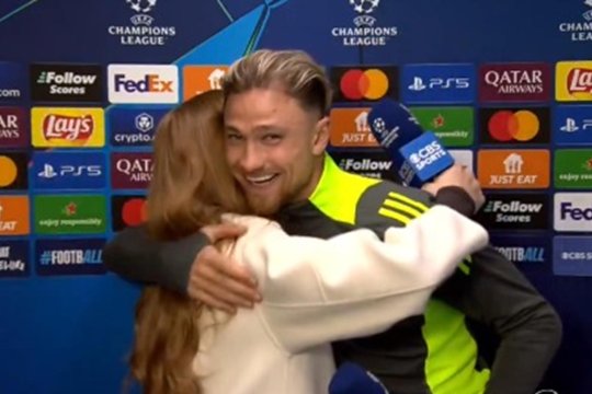 Fotbalistul lui Aston Villa a luat-o în brațe pe reporteră, la finalul meciului cu PSG, și i-a zis: ”Te iubesc!”. Ce relație au cei doi