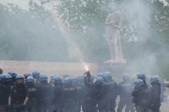 Lupte de stradă înainte de Lazio - Roma. Fanii s-au încăierat pe străzi și apoi cu poliția