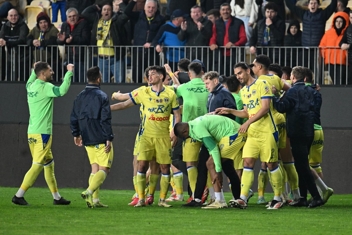 Cu Adrian Mutu pe Banca ternică, Petrolul a înregistrat 2 victorii, 3 remize și 5 înfrângeri, iar cu Mehmet Topal este neînvinsă