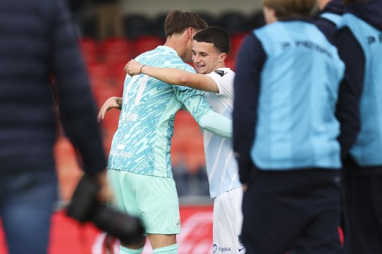 Emoționant! Un portar a fost îmbrățișat de ultrașii echipei adverse după ce și-a pierdut tatăl