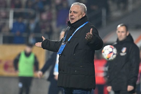 Șumudică, impresionat de gestul făcut de o micuță fană a giuleștenilor. Ce a primit în dar antrenorul Rapidului