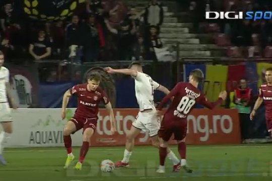 Decizie controversată la CFR - Rapid. Ce a văzut VAR-ul la cea mai încinsă fază a meciului