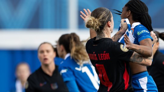 Scene incredibile la un meci din Spania! Jucătoarele s-au pipăit pe gazon: ”Doar o parte din joc”