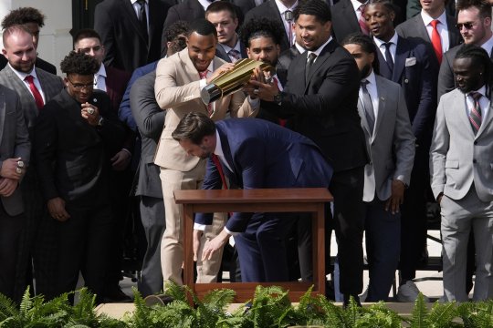 Moment stânjenitor la Casa Albă! JD Vance a scăpat trofeul fostei sale echipe pe jos. Care a fost reacția lui Donald Trump