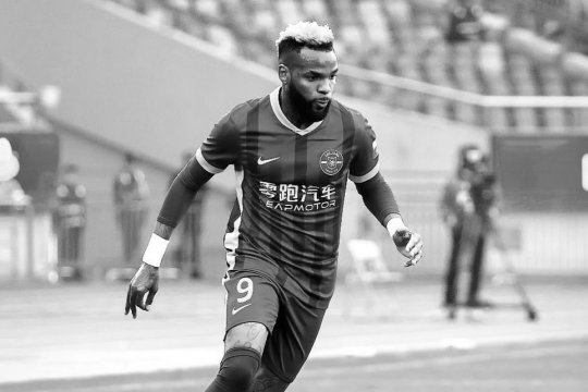 Aaron Boupendza ar fi murit în China. Fostul jucător al Rapidului ar fi căzut de la etajul 11