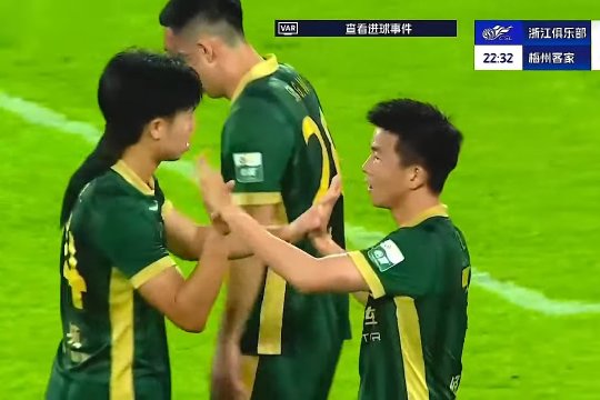 Ca și cum nimic nu s-a întâmplat. Imagini neverosimile suprinse la meciul jucat de Zhejiang imediat după ce Boupendza a murit