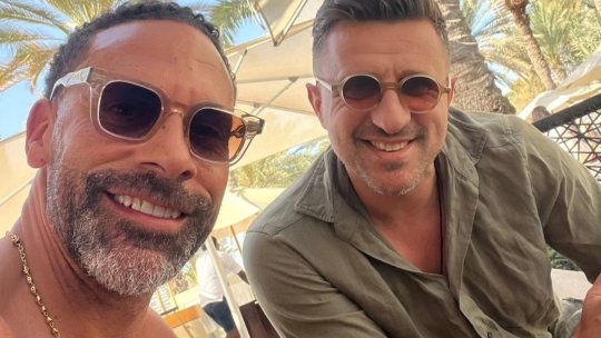 ”Lăcătuș din handbalul românesc” a stat la masă cu Rio Ferdinand: ”O discuție care mi-a făcut ziua mai bună”