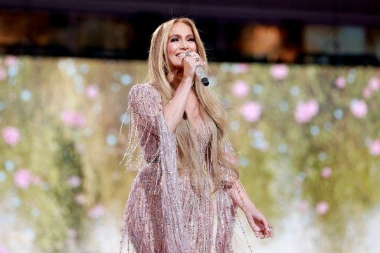 Gigi Becali a trimis-o la Ghimpaţi, însă Jennifer Lopez a avut o apariție extravagantă la unul dintre cele mai importante evenimente sportive ale weekendului