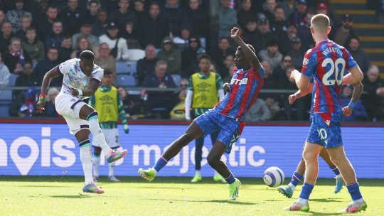 Scene hilare la un meci din Premier League! Un fotbalist a rămas în boxeri în fața camerelor de filmat