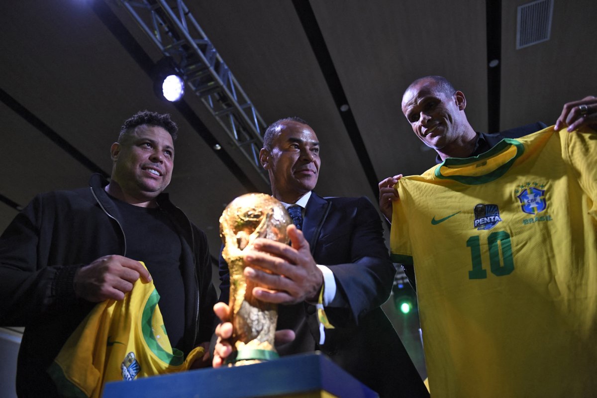 Ronaldo, Cafu și Rivaldo (de la stânga la dreapta), alături de trofeul Cupei Mondiale