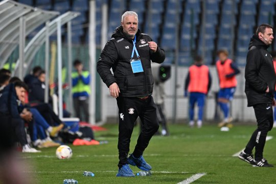 Marius Șumudică, șocat de terenul de la Buzău: ”O rușine, nu știu cum a fost omologat” + Ce le-a spus fotbaliștilor la pauză: ”Am fost agresiv”