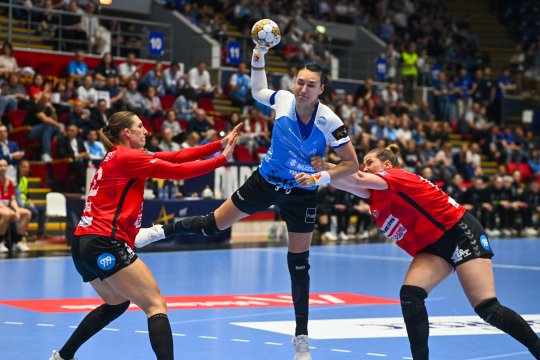 CSM București - Esbjerg 30-29. Victorie pentru campioana României, care a avut șansa unui succes mai clar. Calificarea se joacă săptămâna viitoare, în Danemarca