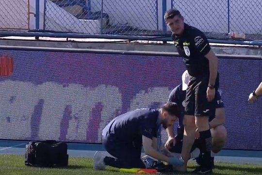Imagini de colecție în SuperLiga: arbitrul asistent a primit îngrijiri pe marginea terenului! Ce se întâmplase