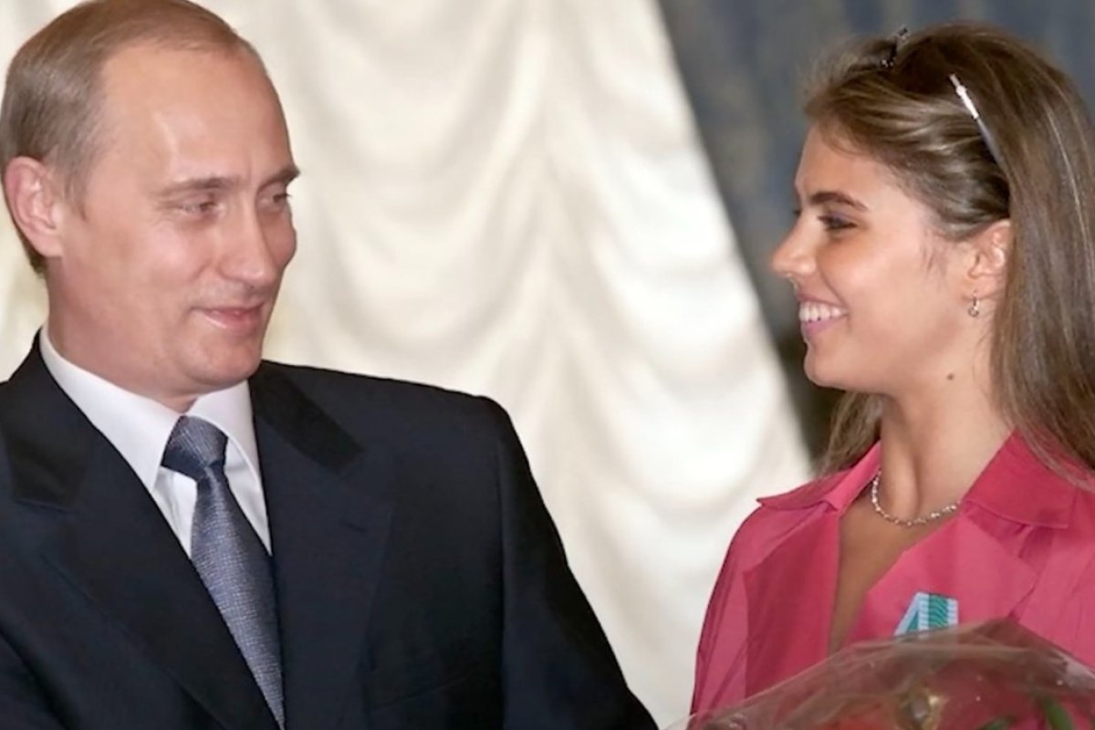 Vladimir Putin, alături de Alina Kabaeva, într-o imagine surprinsă în 2001