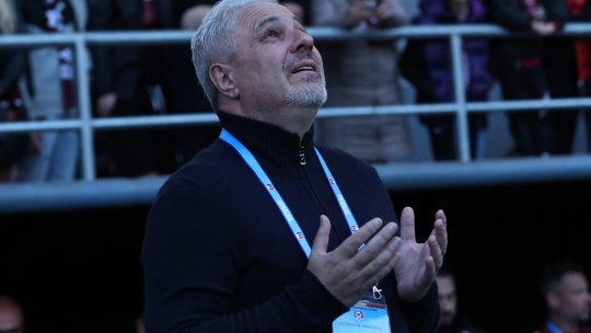Marius Șumudică, îmbrăcat în tricoul unei rivale din SuperLiga, pe legitmația de antrenor al Rapidului