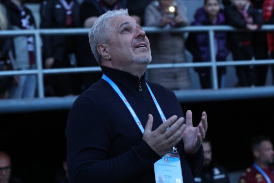 Marius Șumudică, îmbrăcat în tricoul unei rivale din SuperLiga, pe legitmația de antrenor al Rapidului
