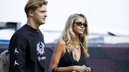 Milionarul care s-a înscris pe un site de matrimoniale imediat după ce s-a despărțit de iubita model