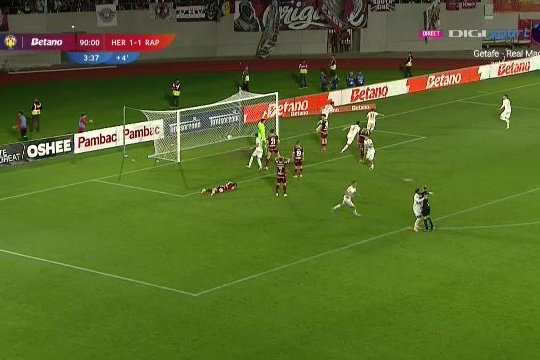 Un jucător de la Hermannstadt a sărbătorit cu arbitrul golul dramatic înscris în fața Rapidului!
