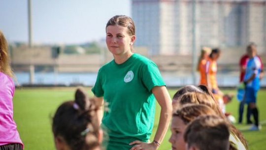 Joacă fotbal și antrenează și spune de ce au nevoie jucătoarele: ”Este mai greu”