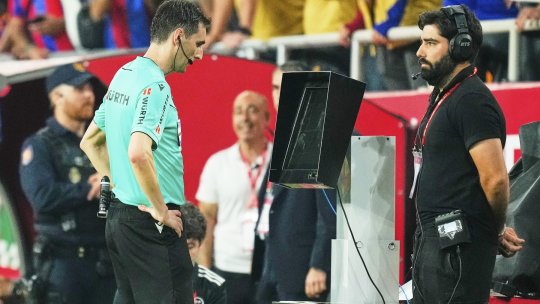 Fază controversată în El Clasico! Arbitrul a anulat decizia de a acorda penalty Barcelonei