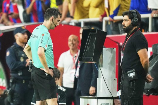 Fază controversată în El Clasico! Arbitrul a anulat decizia de a acorda penalty Barcelonei