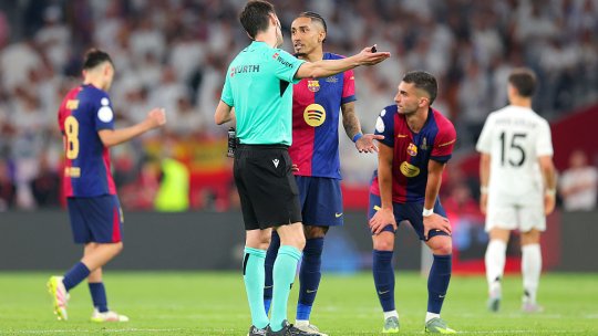 Dialogul purtat de arbitri în căști, la FC Barcelona - Real Madrid, la una dintre cele mai controversate faze