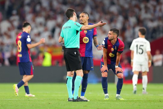 Dialogul purtat de arbitri în căști, la FC Barcelona - Real Madrid, la una dintre cele mai controversate faze