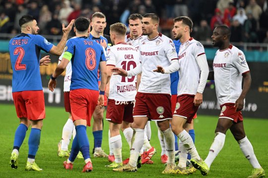 Noi detalii despre tensiunea de la Rapid: ”Hai să-ți mai zic una!” Ce s-ar fi întâmplat la o întâlnire între Șumudică și conducere și jucătorul care are de primit 100.000 de euro