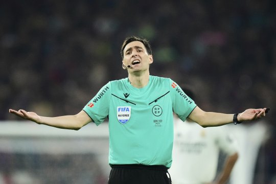 Câți bani a câștigat De Burgos după ce a condus Barcelona - Real Madrid