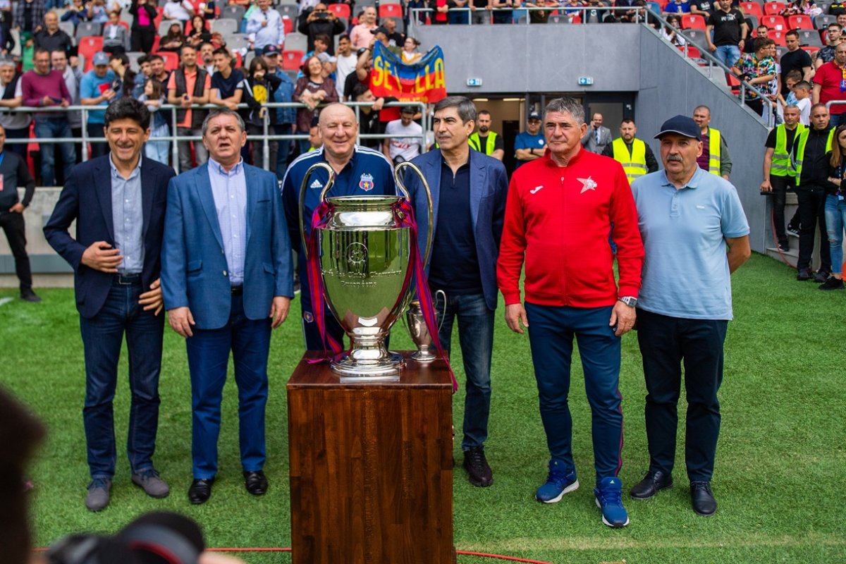 Mihail Majearu (cu șapcă) se întâlnește din când în când cu foștii săi colegi de la Steaua