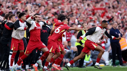 Sărbătoare la Liverpool, după ce ”cormoranii” au câștigat al 20-lea titlu din istorie. Victoria cu Tottenham a făcut-o campioană pe echipa lui Arne Slot cu 4 etape înainte de finalul sezonului