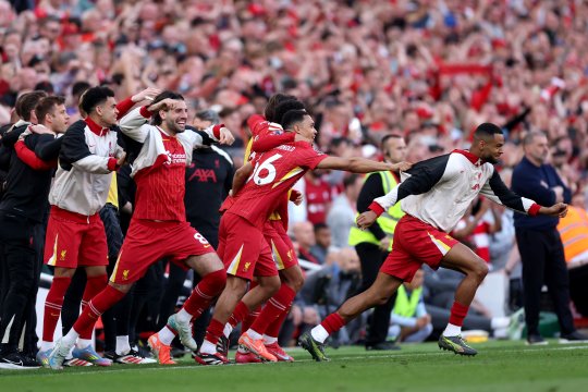 Sărbătoare la Liverpool, după ce ”cormoranii” au câștigat al 20-lea titlu din istorie. Victoria cu Tottenham a făcut-o campioană pe echipa lui Arne Slot cu 4 etape înainte de finalul sezonului