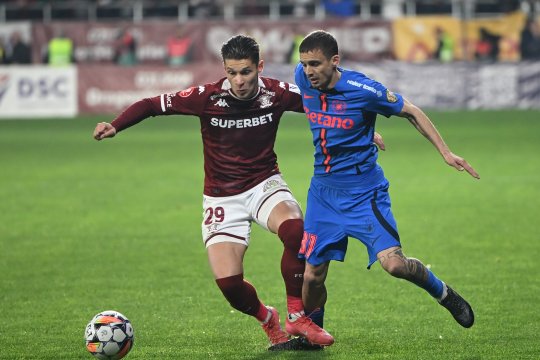 Mihai Stoica nu a mai rezistat și l-a pupat pe Ilie Năstase, după golul lui Cisotti în derby-ul cu Rapid