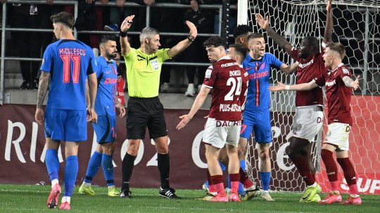 Victor Angelescu s-a dus la vestiarul arbitrilor, după finalul partidei din Giulești + Reacția acidă a lui Cristi Săpunaru la adresa lui Radu Petrescu