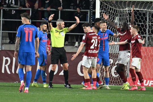 Victor Angelescu s-a dus la vestiarul arbitrilor, după finalul partidei din Giulești + Reacția acidă a lui Cristi Săpunaru la adresa lui Radu Petrescu