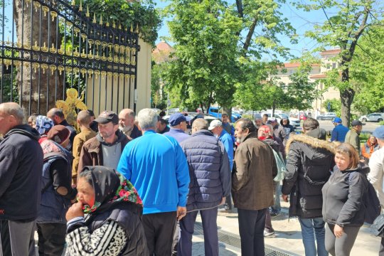 Zeci de oameni nevoiași s-au strâns la palatul lui Gigi Becali, după victoria obținută de FCSB cu Rapid