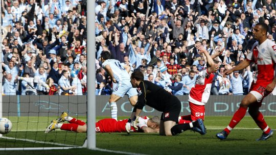 Wayne Rooney dezgroapă "morții" după 13 ani: "Ar fi trebuit să fie cercetat!". În joc era titlul de campioană a Angliei