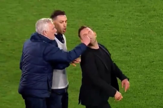 Scandal monstruos la Fenerbahce - Galatasaray. Jose Mourinho l-a tras de nas pe fostul coleg al lui Gică Hagi. Imaginile neverosimile, cadru cu cadru | FOTO