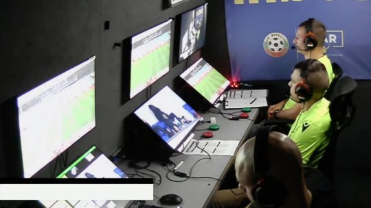 Imagini neverosimile transmise în direct din camera VAR: analiza fazele cu aplicația de pariuri deschisă pe telefon