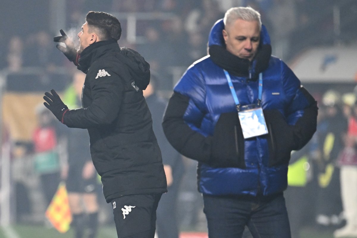 Cristian Ionuț Săpunaru reacționează alături de Marius Sumudica in meciul de fotbal dintre Rapid Bucuresti si Universitatea Craiova,